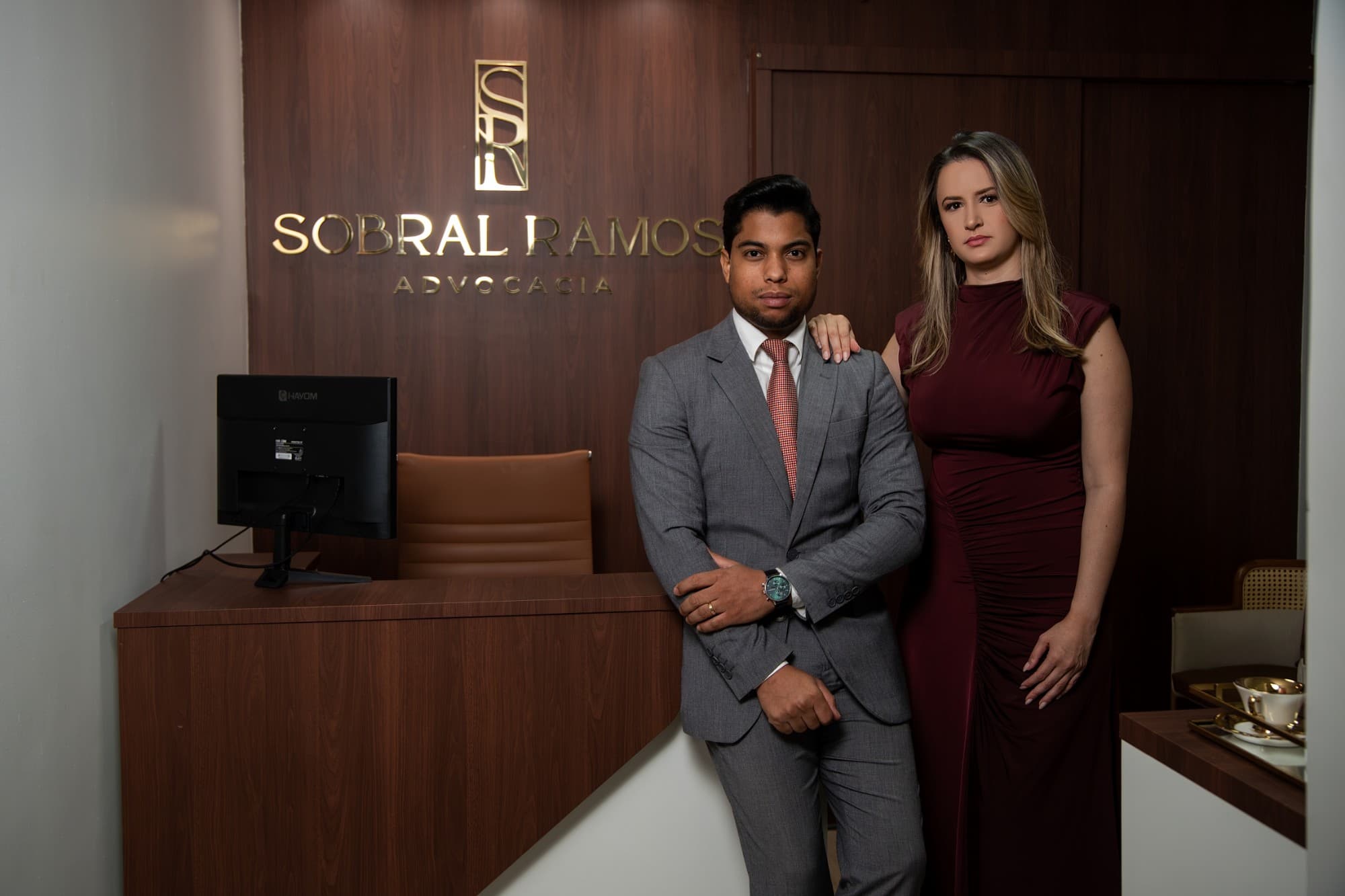 Alisson Ramos e Rafaela Sobral na recepção do escritório Sobral Ramos Advocacia